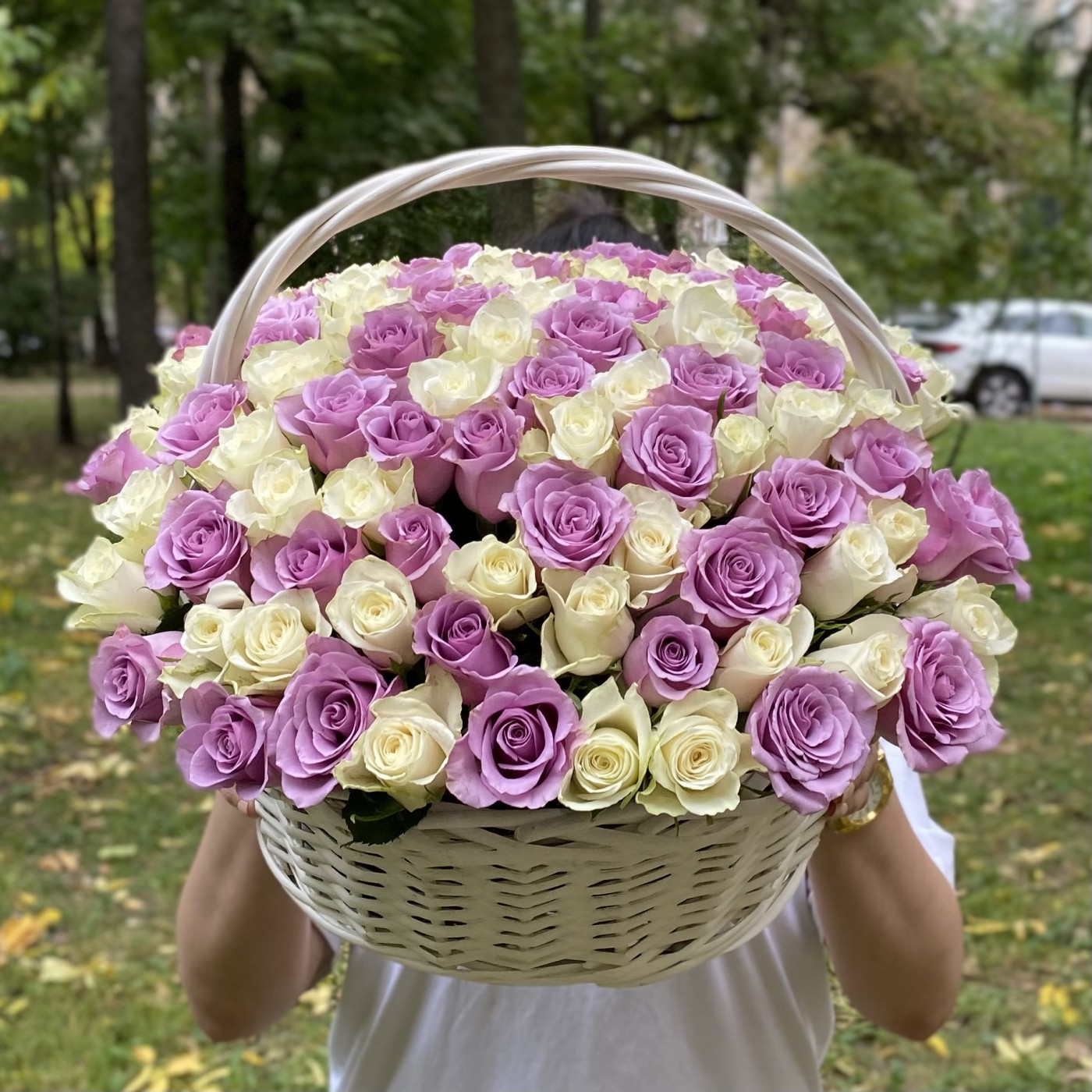 101 белая и сиреневая роза в корзине